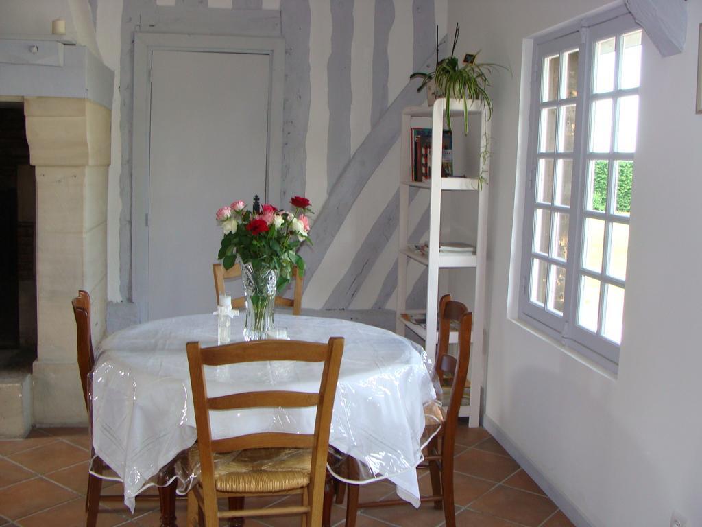 Le Vieux Castel Bed and Breakfast Goustranville Exterior foto