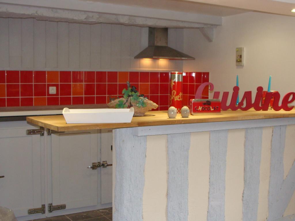 Le Vieux Castel Bed and Breakfast Goustranville Exterior foto