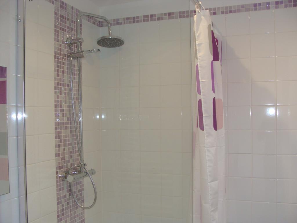 Le Vieux Castel Bed and Breakfast Goustranville Exterior foto